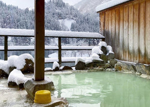Winter travel in Japan: Relaxing with hot springs and sake while enjoying cherry blossoms.